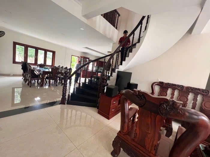 BIỆT PHỦ SÂN VƯỜN – MẶT TIỀN ĐƯỜNG LỚN – FULL NỘI THẤT – TÂN XUÂN 2, HÓC MÔN 4