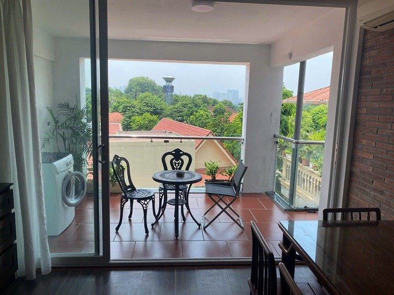 Cho thuê căn hộ 1PN rộng 65m2 tại Đặng Thai Mai, Tây Hồ, đủ đồ, ban công to