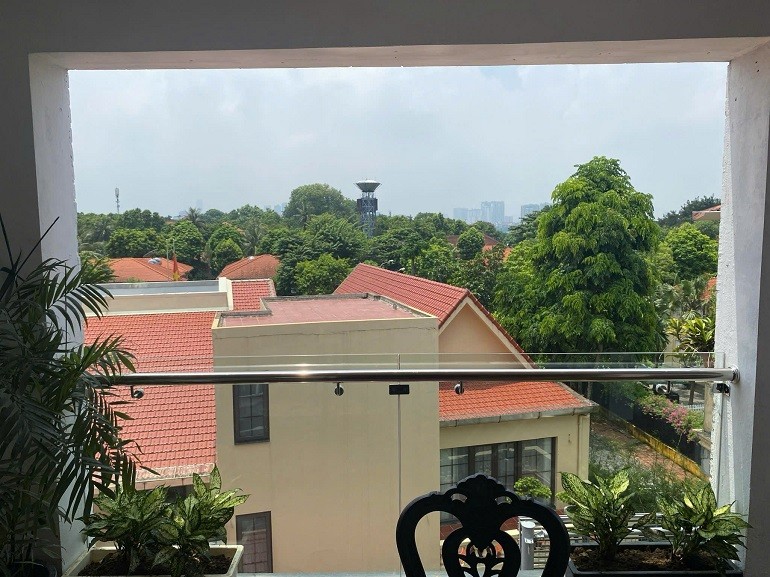 Cho thuê căn hộ 1PN rộng 65m2 tại Đặng Thai Mai, Tây Hồ, đủ đồ, ban công to 3