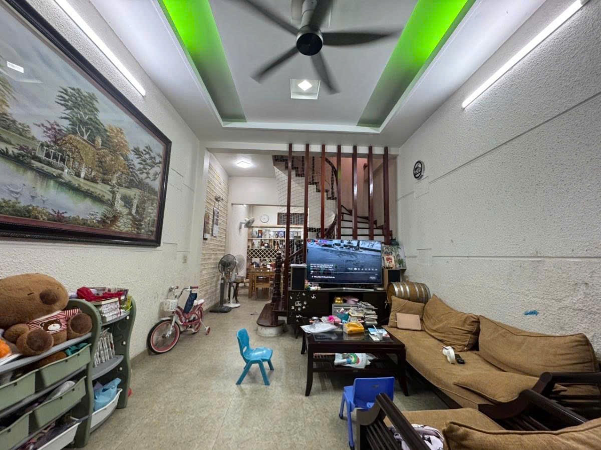CHỦ CẦN BÁN GẤP , NHÀ ĐẸP VUÔNG VỨC CẦU GIẤY - 4 TẦNG , SỔ HOA HẬU , GIÁ ĐẦU TƯ 33M2*4T