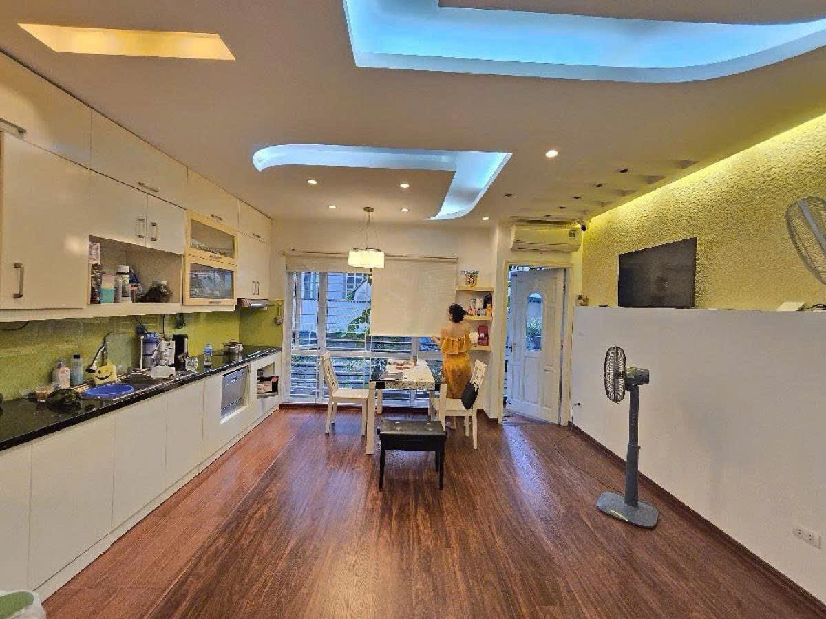 Bán Gấp Căn Nhà Đẹp Nhất Dương Quảng Hàm – 3 Mặt Ngõ, Ô Tô Đỗ Cửa, Sổ Đỏ Chính Chủ!” 3