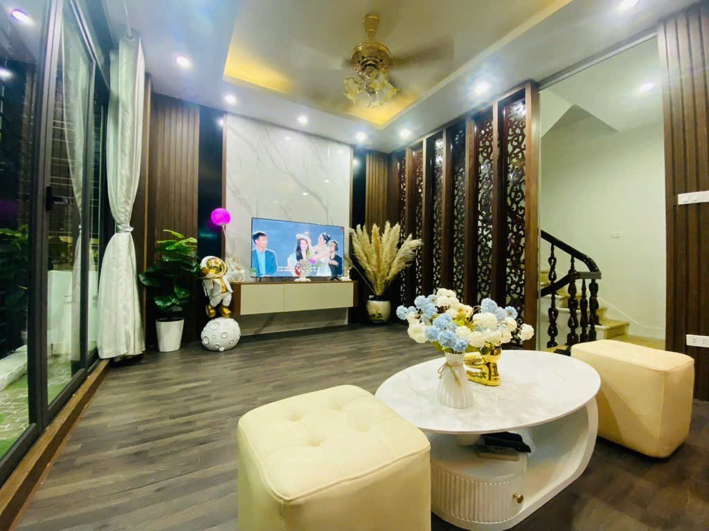 Nhà Nguyễn Hoàng Tôn – 34m2 x 5 tầng – NGÕ 3m – GIÁ 8.2 TỶ
