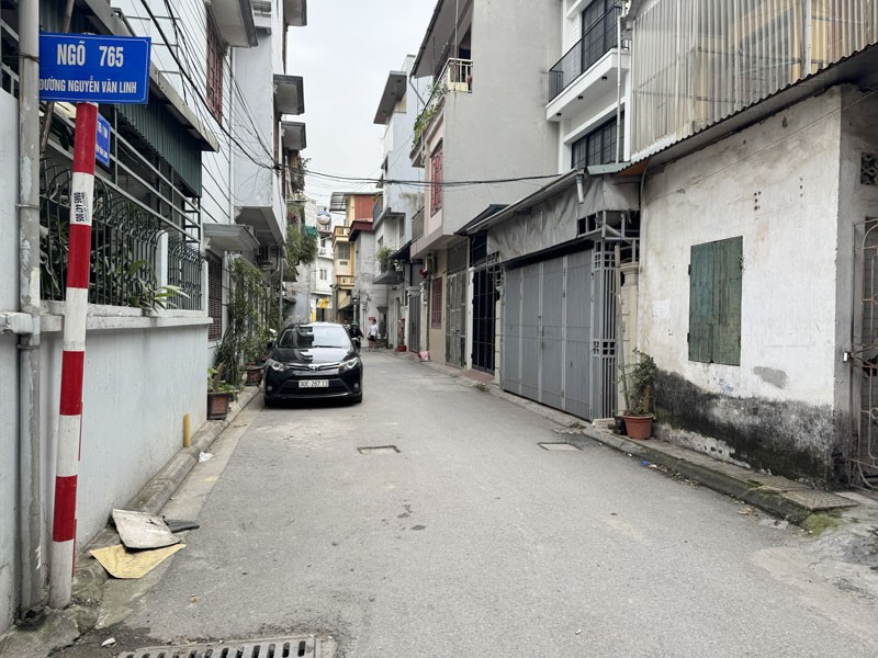 Cần bán 47,4m2 đất tặng nhà 3 tầng cũ tại ngõ 765 Nguyễn Văn Linh. Gần đường Cầu Bây và Cty May 10