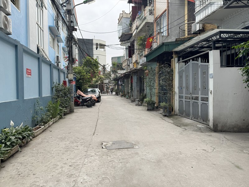 Cần bán 47,4m2 đất tặng nhà 3 tầng cũ tại ngõ 765 Nguyễn Văn Linh. Gần đường Cầu Bây và Cty May 10 3