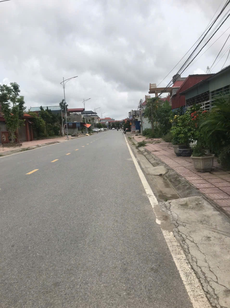 BÁN ĐẤT TẶNG NHÀ – NẰM TRÊN TRỤC ĐƯỜNG ĐI KHU ĐÔ THỊ VINHOMES - VỊ TRÍ KINH DOANH CỰC ĐẸP - GIÁ 3