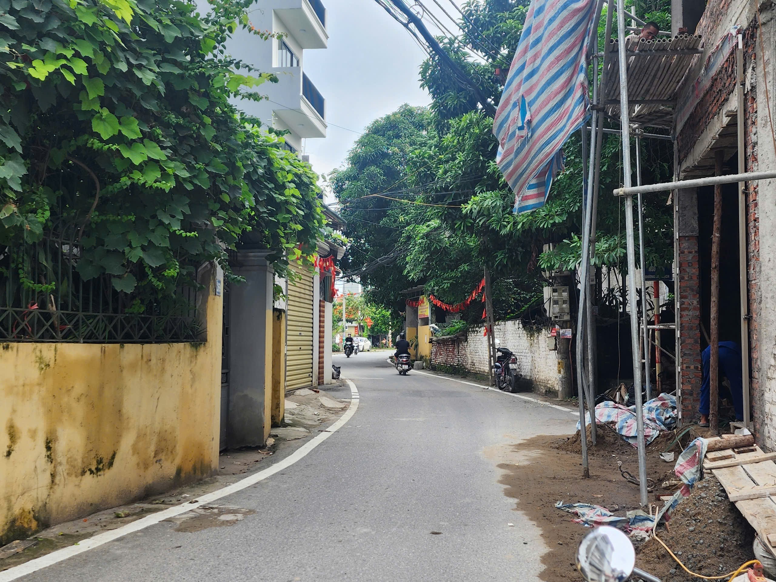 Nhà lô góc mặt phố ở Di Trạch, 9,8 tỷ, 38m2, kinh doanh tốt, đường 3 ô tô tránh, 3