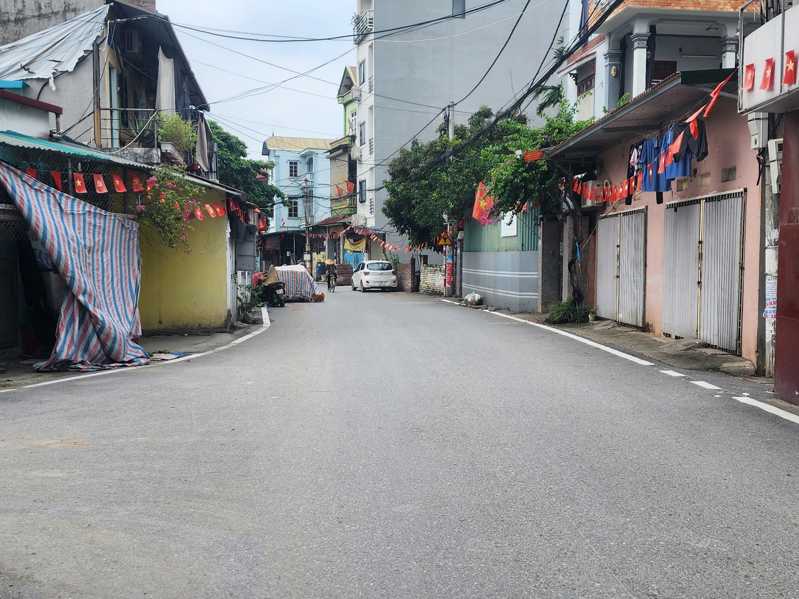Nhà lô góc mặt phố ở Di Trạch, 9,8 tỷ, 38m2, kinh doanh tốt, đường 3 ô tô tránh, 4