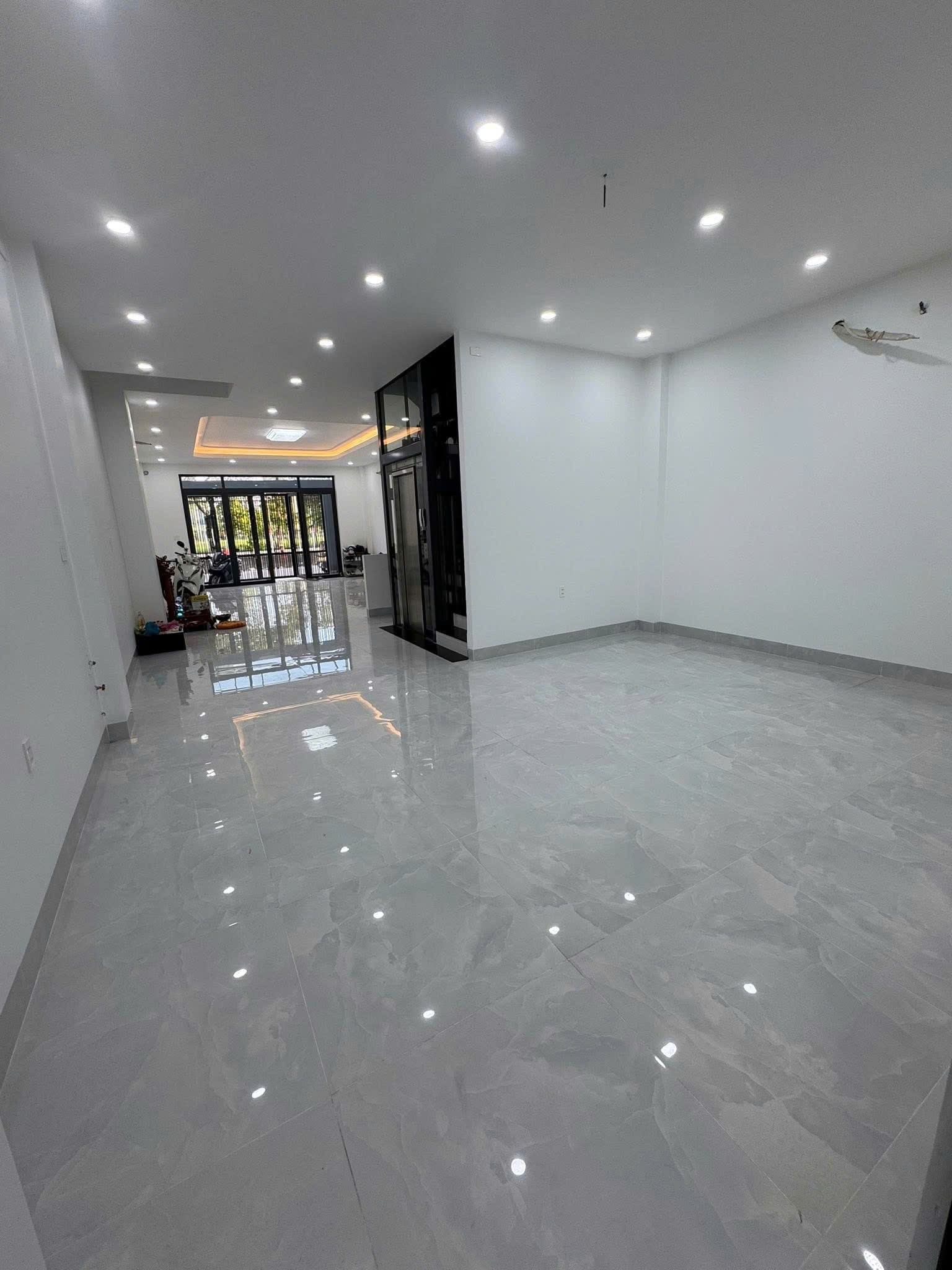 Cho thuê Nhà mặt tiền Phường Phước Long B, Quận 9, Diện tích 230m², Giá Thương lượng 2