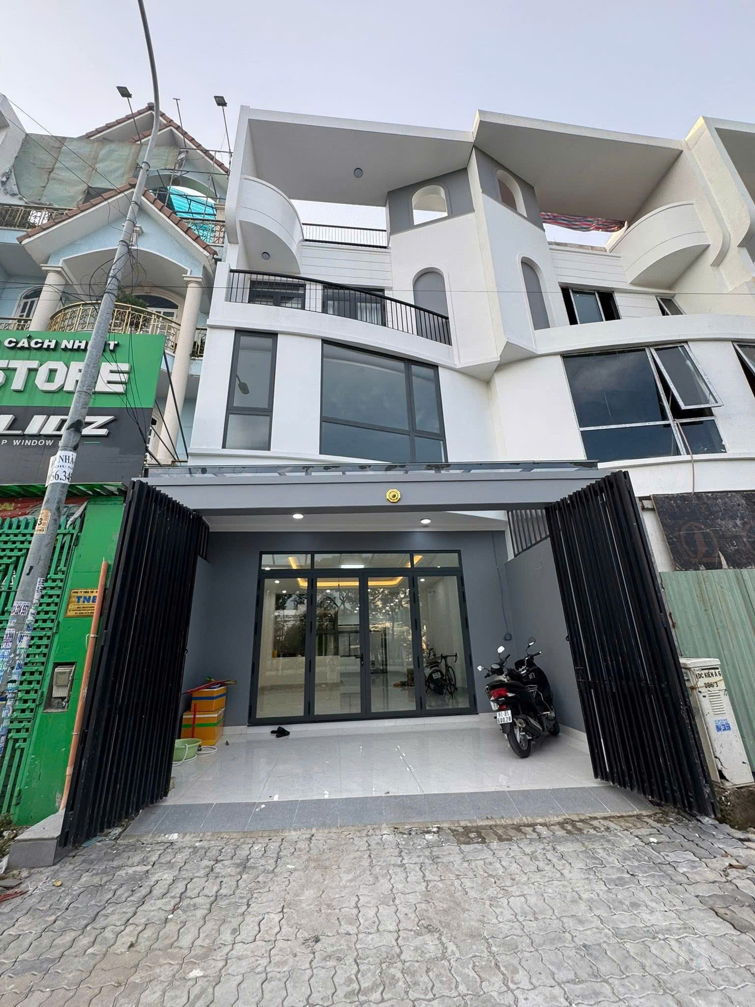 Cho thuê Nhà mặt tiền Phường Phước Long B, Quận 9, Diện tích 230m², Giá Thương lượng 4