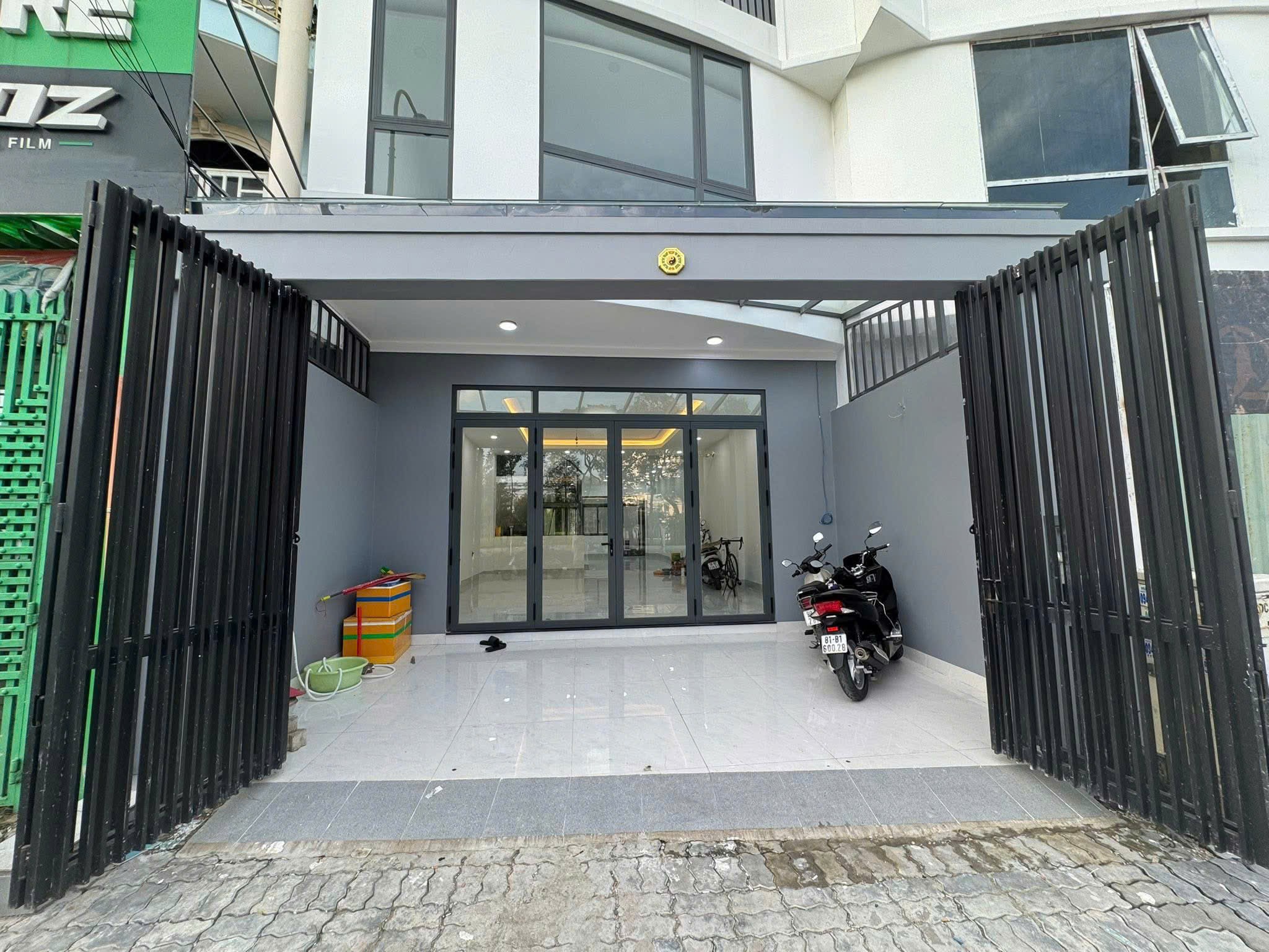 Cho thuê Nhà mặt tiền Phường Phước Long B, Quận 9, Diện tích 230m², Giá Thương lượng 5