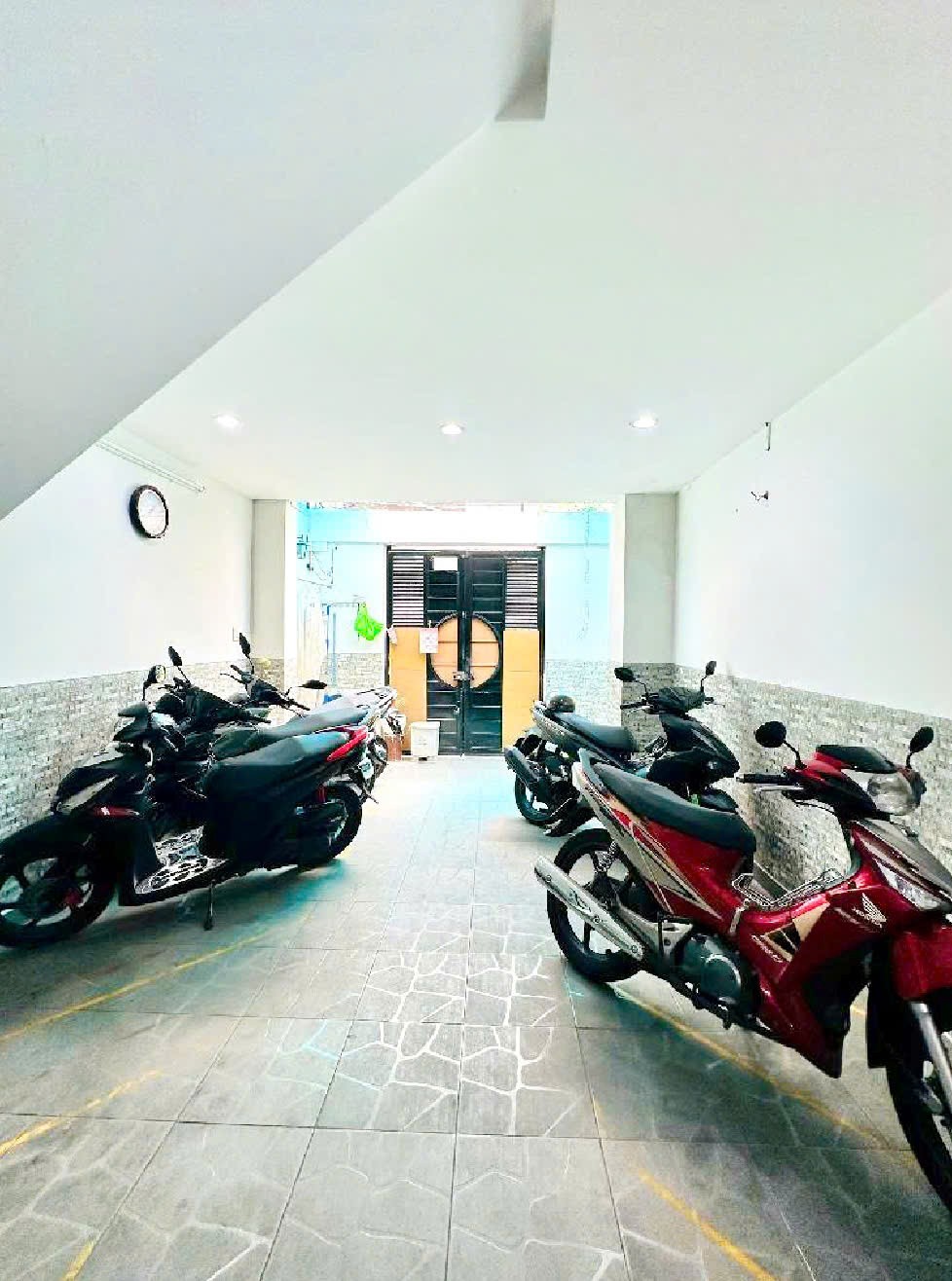 BÁN NHÀ Q10- HẺM XE TẢI THÀNH THÁI- NGANG 8M- CAO 5 TẦNG THU NHẬP 3.6 TỶ/5NĂM. Mr Vũ: 0933 910 039 4