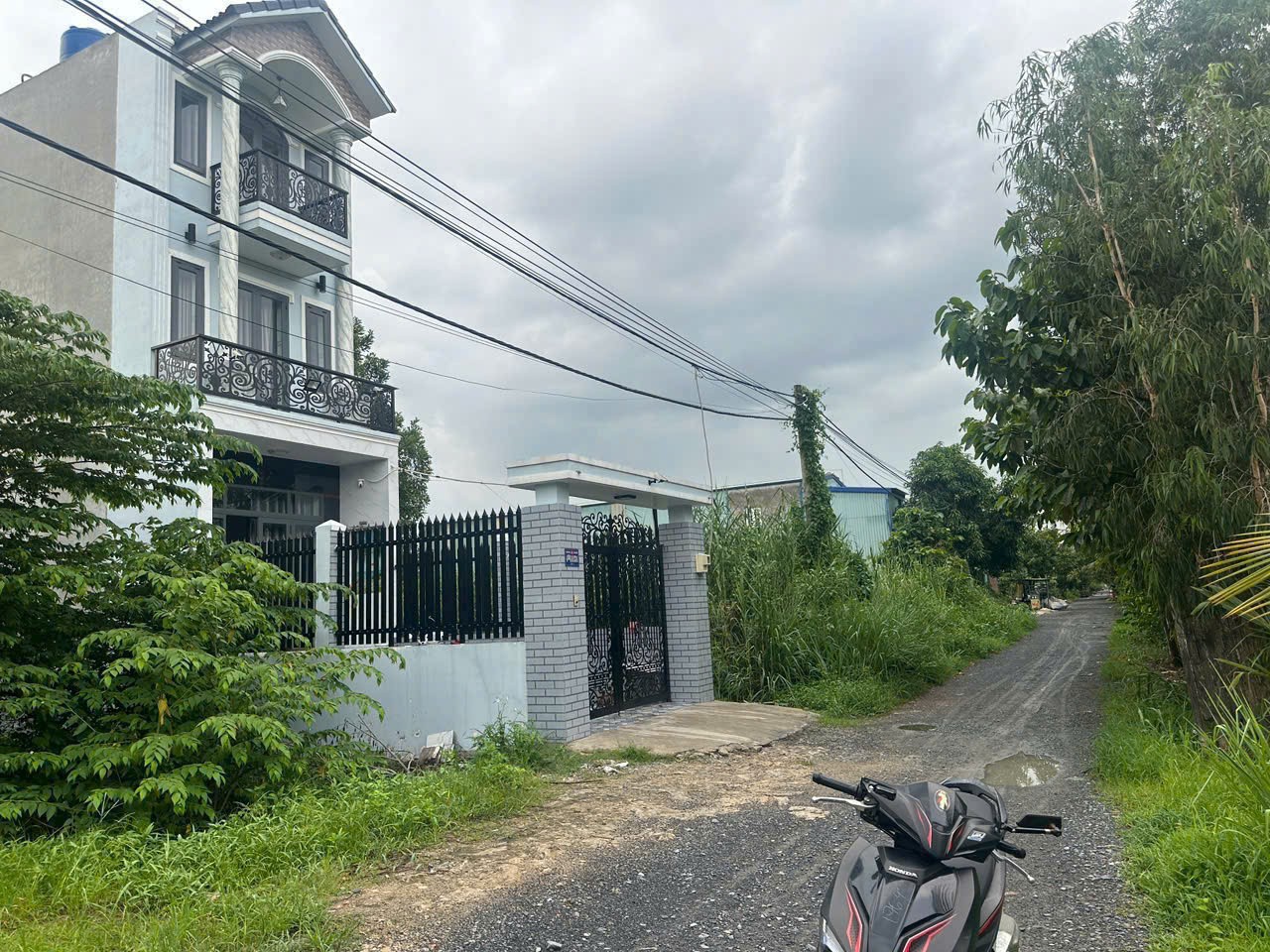 210m2 đất thổ cư mặt tiền lô B đường Thanh Niên, xã Phạm Văn Hai, Bình Chánh giá 2,8 tỷ 2