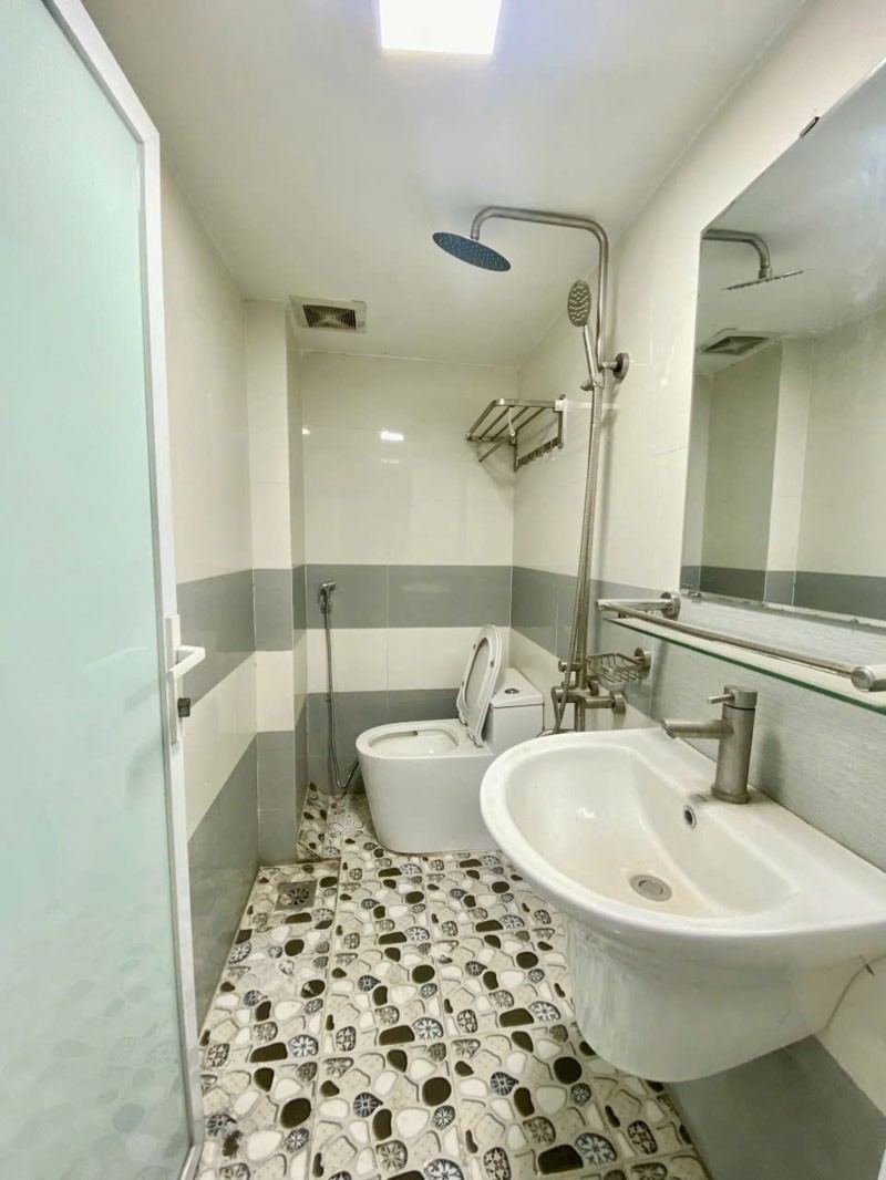 Cần bán 30m2 nhà 4 tầng mặt phố Nguyễn Thời Trung. Vị trí đẹp, kinh doanh, văn phòng, công ty 4