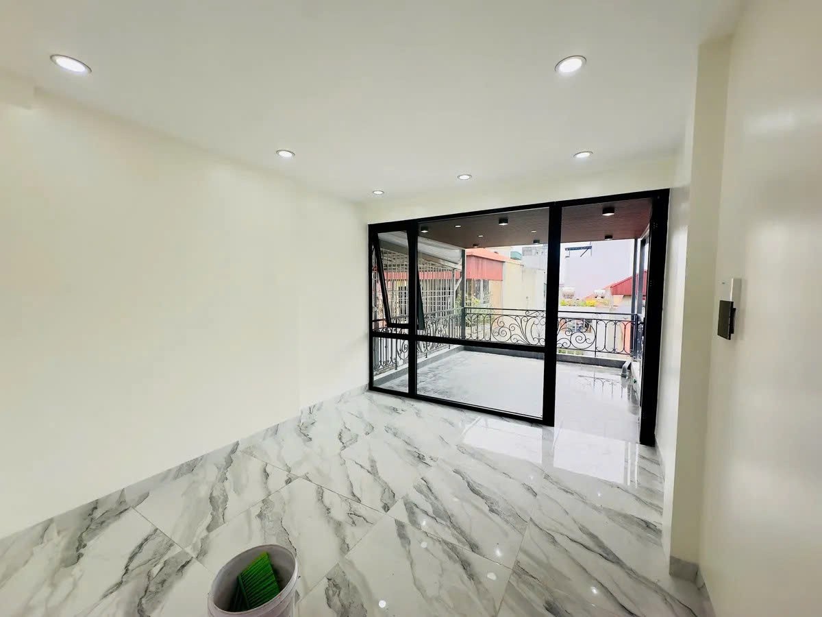 NHÀ MỚI Ở LUÔN 5 TẦNG THANG MÁY Nguyễn Sơn 60m2 mặt tiền 3.6m,12.9 tỷ Long Biên. 5