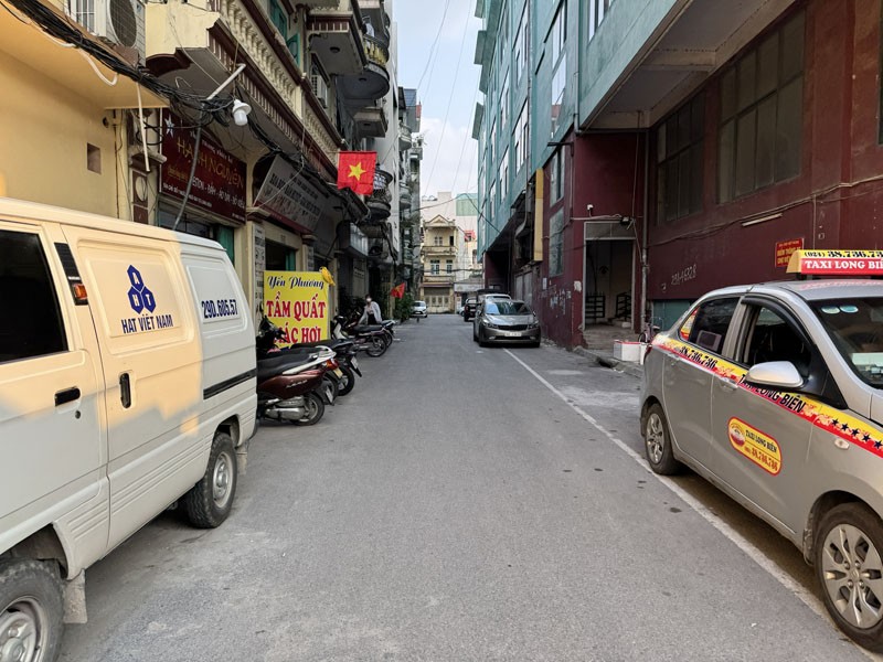 Bán nhà 4 tầng 95m2 đối diện chợ Việt Hưng, 20m ra Ngô Gia Tự, ô tô đỗ cửa, kinh doanh sầm uất
