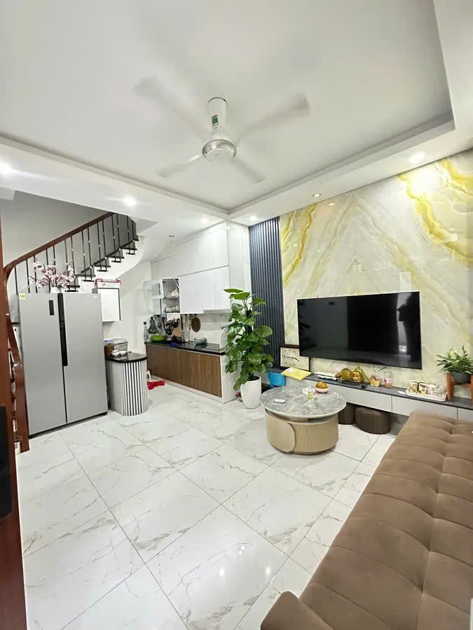 LẠC LONG QUÂN - CÁCH MẶT PHỐ 50M - NHÀ ĐẸP - FULL NỘI THẤT GIÁ 8.7 TỶ