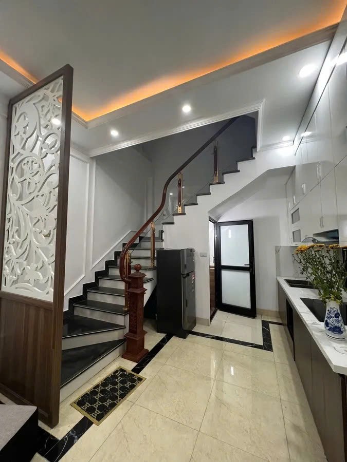 BÁN NHÀ RIÊNG Phố Bồ Đề 31m2 X 5 tầng, mặt tiền 6.4m, 6.8 tỷ Long Biên 3
