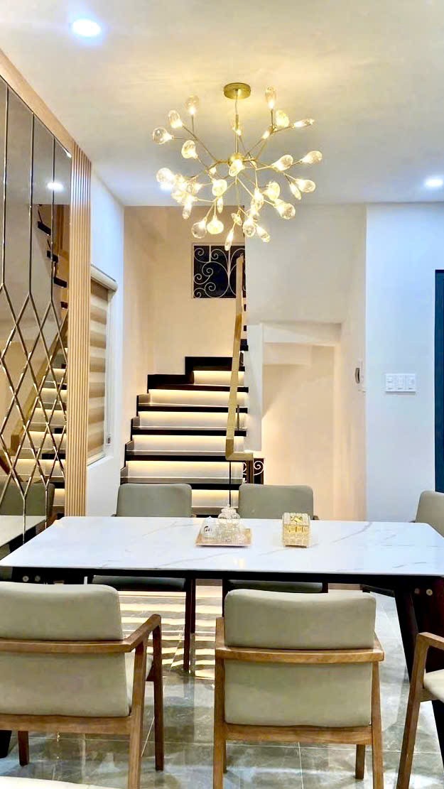 BÁN NHÀ Q10- HẺM 6M THÔNG CMT8- NGANG HƠN 5M- CĂN GÓC 3 TẦNG 3 PHÒNG NGỦ NỘI THẤT SỊN: 11 TỶ NHỈNH 4