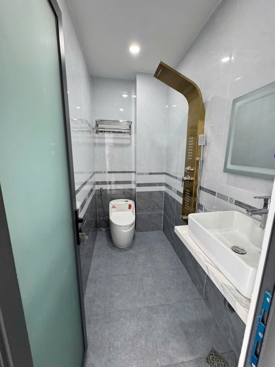 Nhà mặt tiền đường Bình thành, Bình Hưng Hòa B dt 56m2 3 lầu 5pn 6wc giá 7,7 tỷ 8