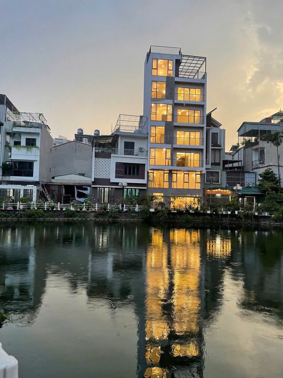 Nhà đẹp Phường Bồ Đề- Mặt Hồ- Oto chạy vòng quanh- Gara- Thang Máy 2