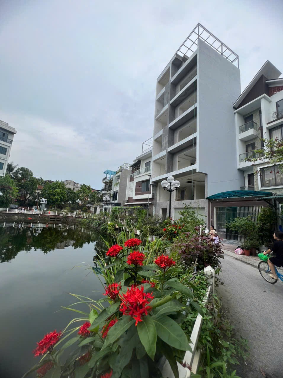 Nhà đẹp Phường Bồ Đề- Mặt Hồ- Oto chạy vòng quanh- Gara- Thang Máy 3