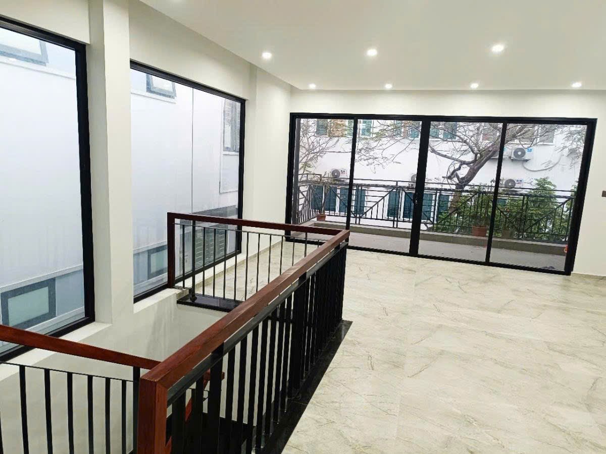 Hot tập thể 3 tầng, Kim Giang lô góc, nhà đẹp,3 thoáng, ngõ ô to tránh , tiện ích bạt ngàn 180m 2