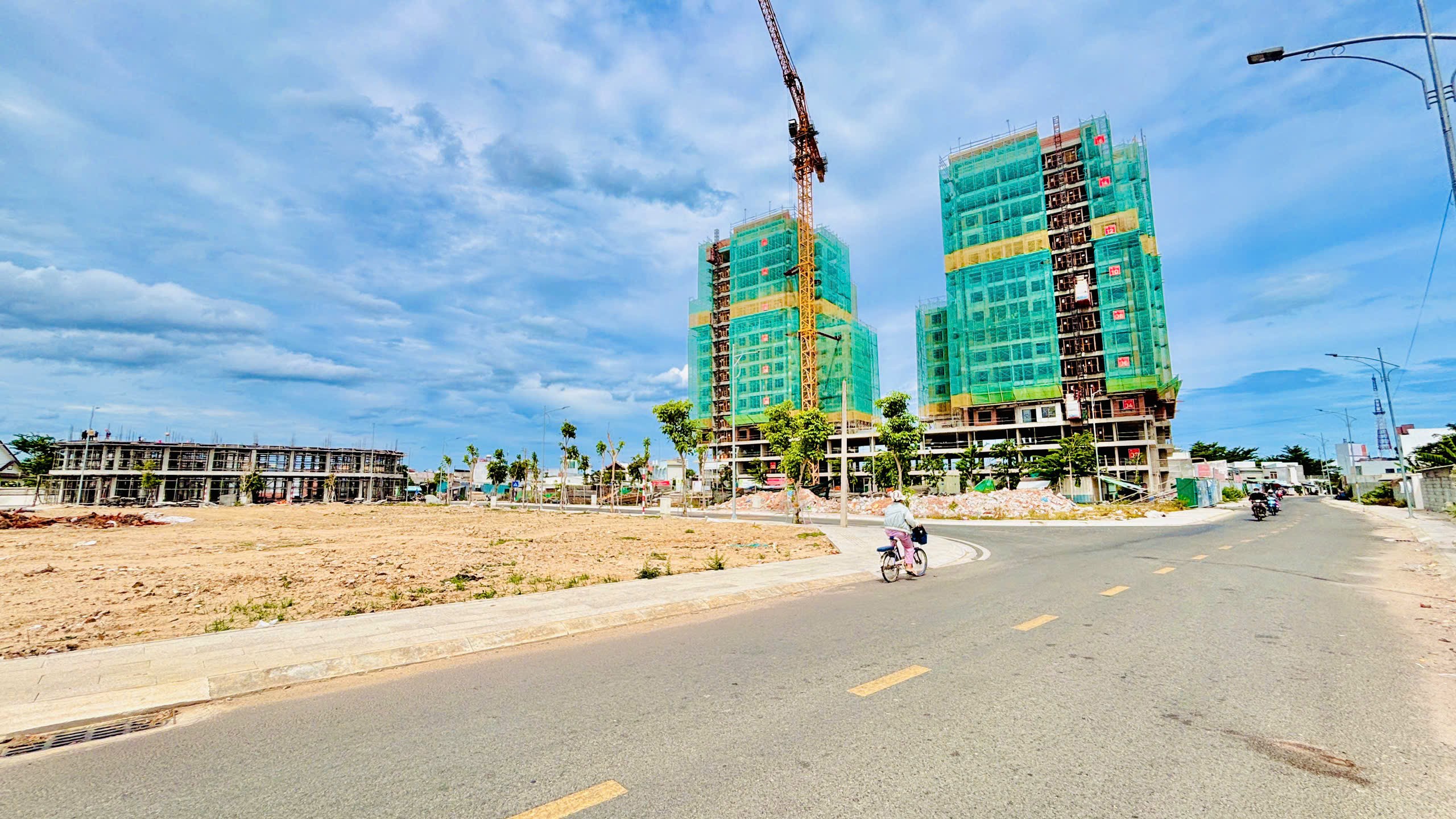 Tôi chính Chủ cần bán 2 Lô đất đối diện Trung tâm Thương Mại 5