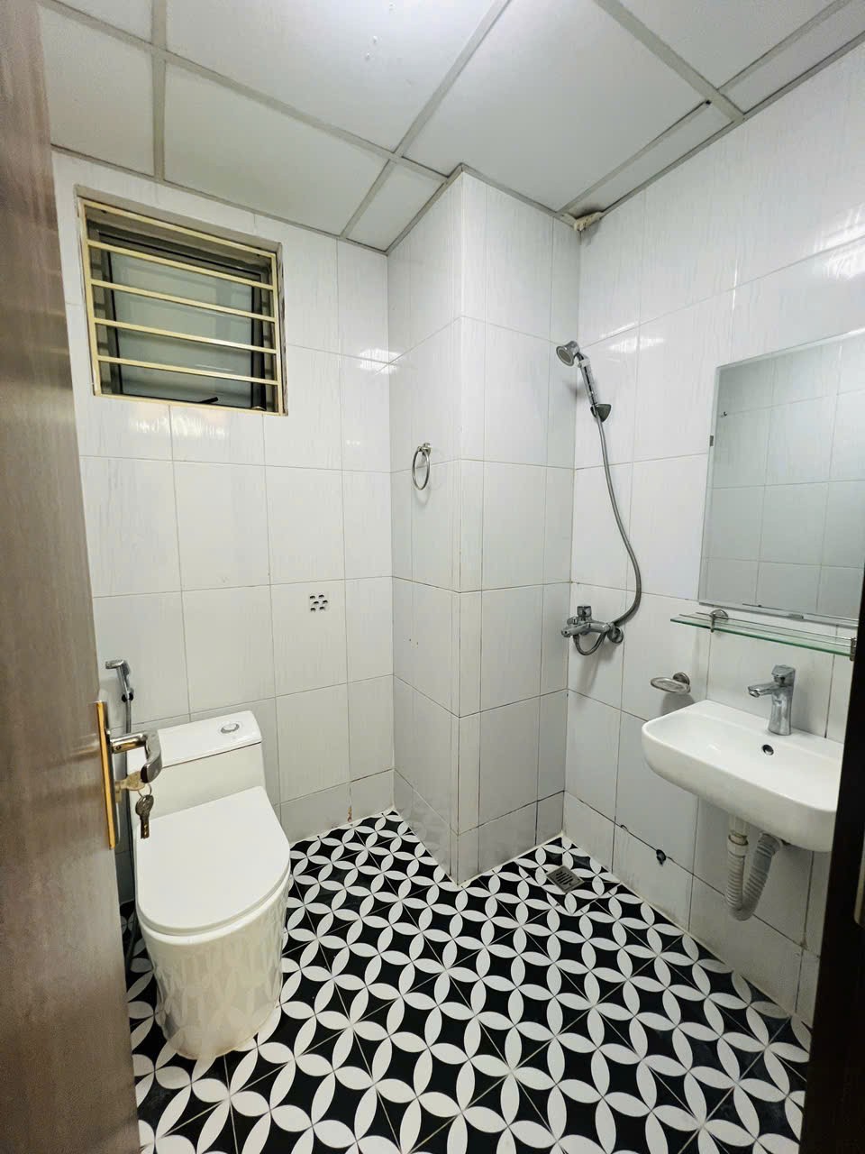 Bán căn 2 ngủ tầng thấp toà HH4 Linh Đàm tiện đi lại, thoáng mát giá chỉ 2 tỷ 570 bao phí 5
