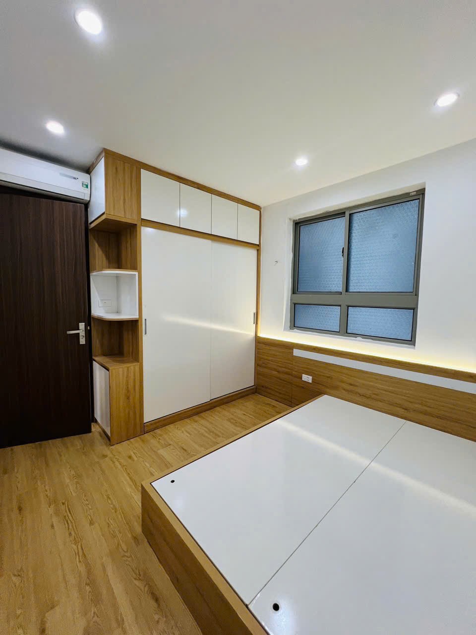 Bán căn 2 ngủ tầng thấp toà HH4 Linh Đàm tiện đi lại, thoáng mát giá chỉ 2 tỷ 570 bao phí 2