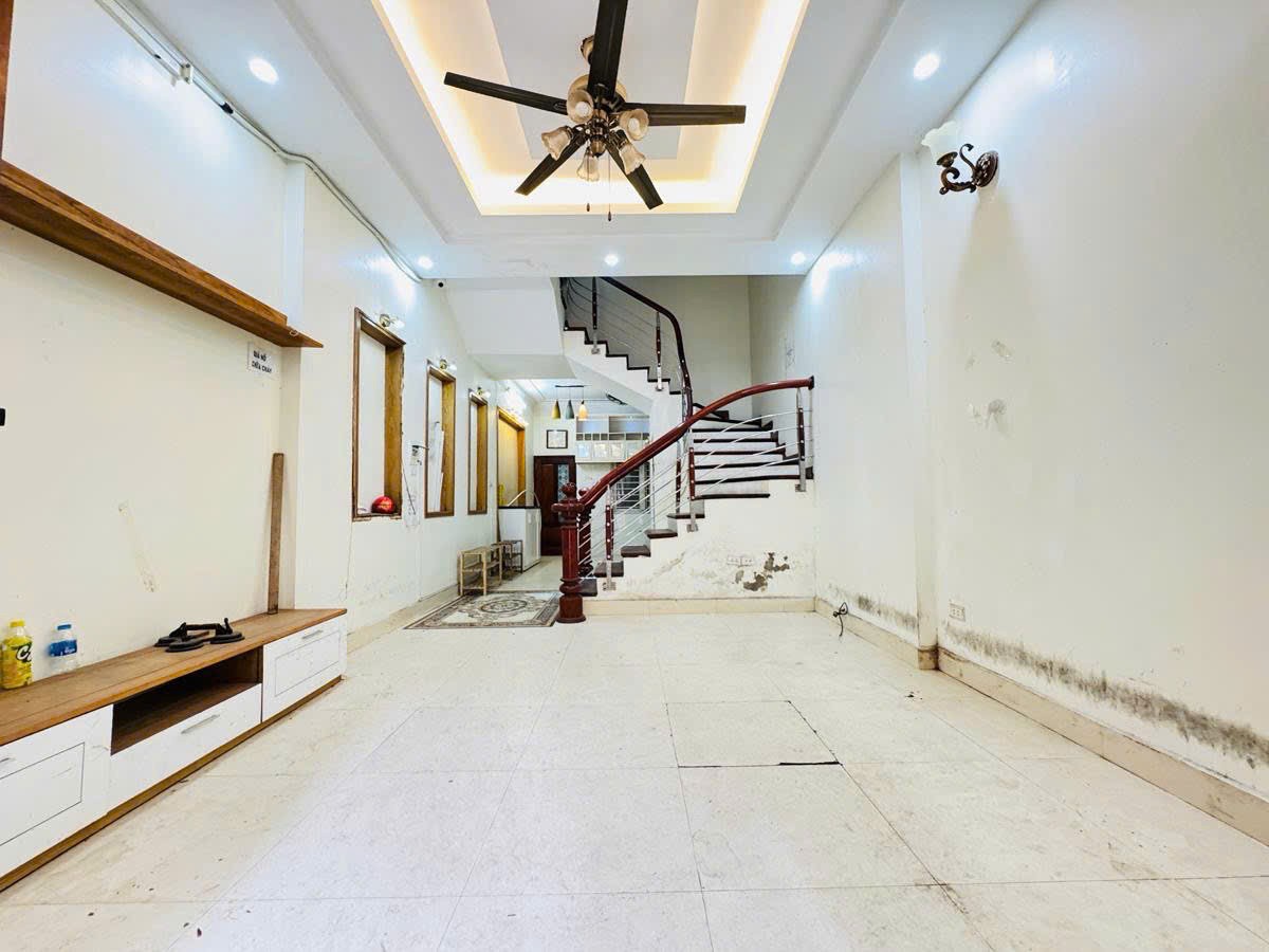 NHÀ ĐẸP KHU PHÂN LÔ - ĐƯỜNG TRƯỚC NHÀ 3M - CÁCH ĐÚNG 15M RA Ô TÔ TRÁNH - THOÁNG TRƯỚC SAU 2