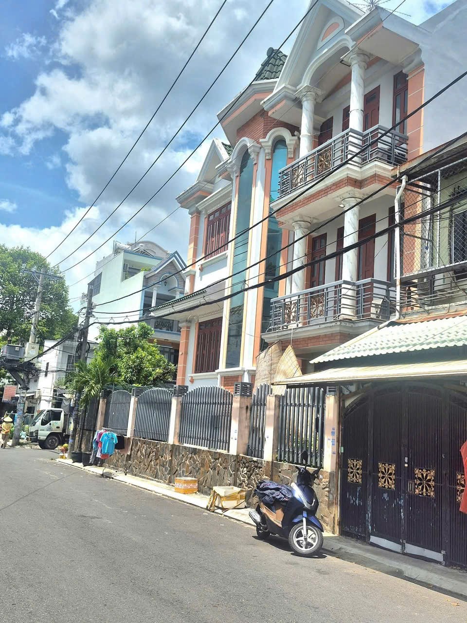 Tòa biệt thự, có hầm siêu VIP lô góc 2 MT nhựa 12m Nguyễn Thị Thơi, Quận 12. 2