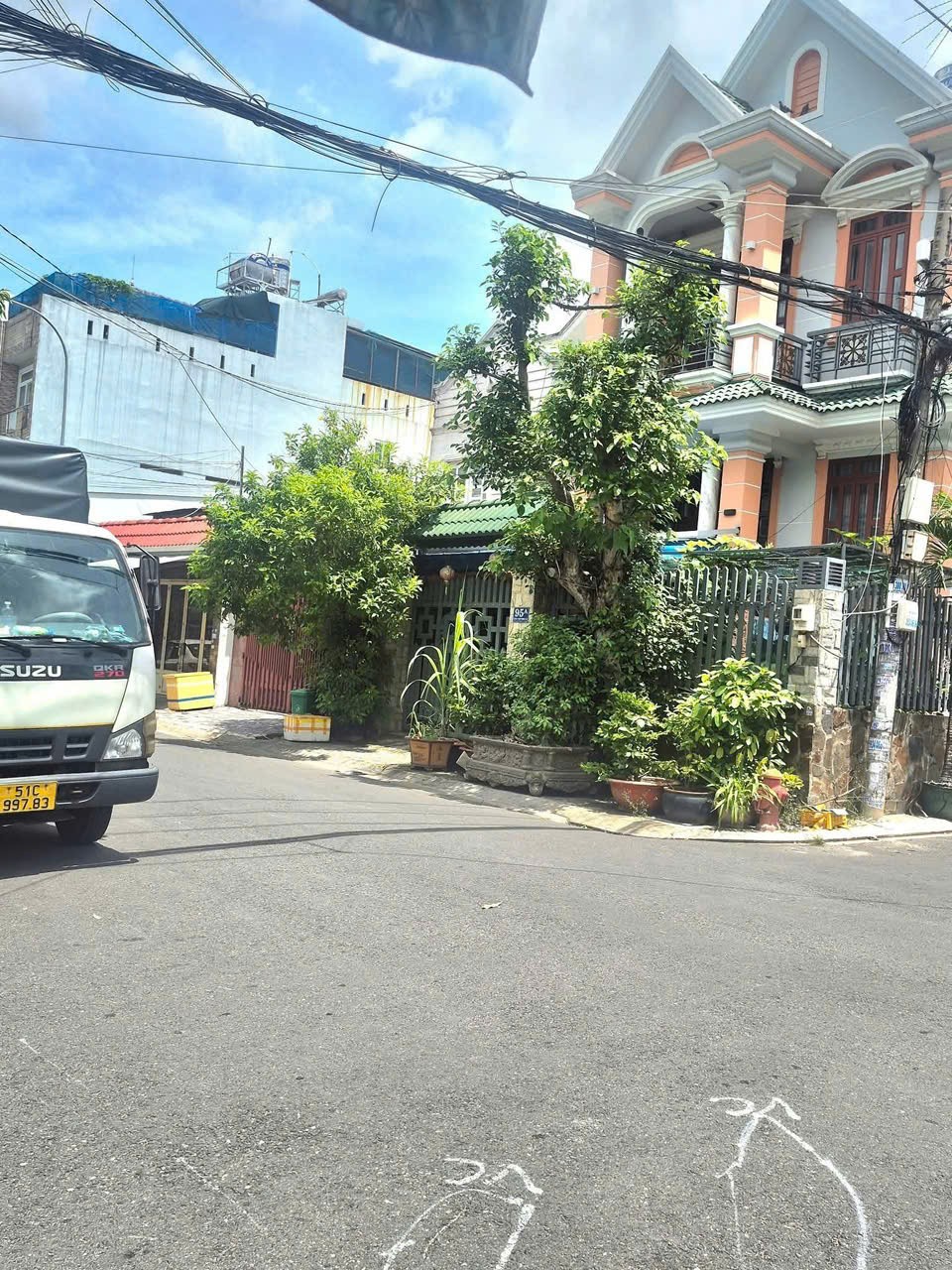 Tòa biệt thự, có hầm siêu VIP lô góc 2 MT nhựa 12m Nguyễn Thị Thơi, Quận 12. 4