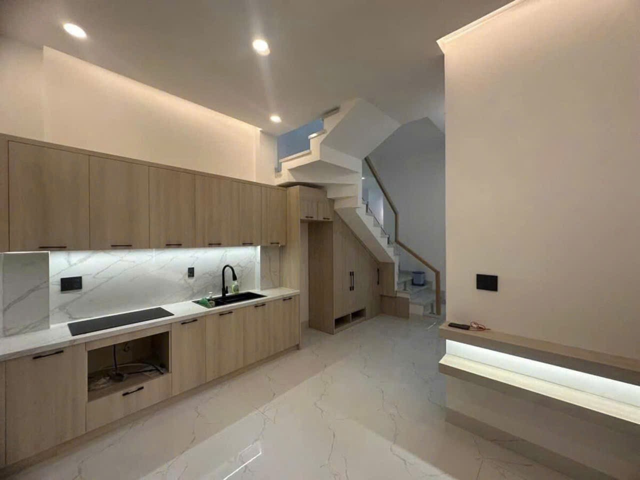 NHÀ mới 2 tầng nội thất đẹp gần trung tâm nha trang thuộc vĩnh châu , vĩnh hiệp , tp nha 5