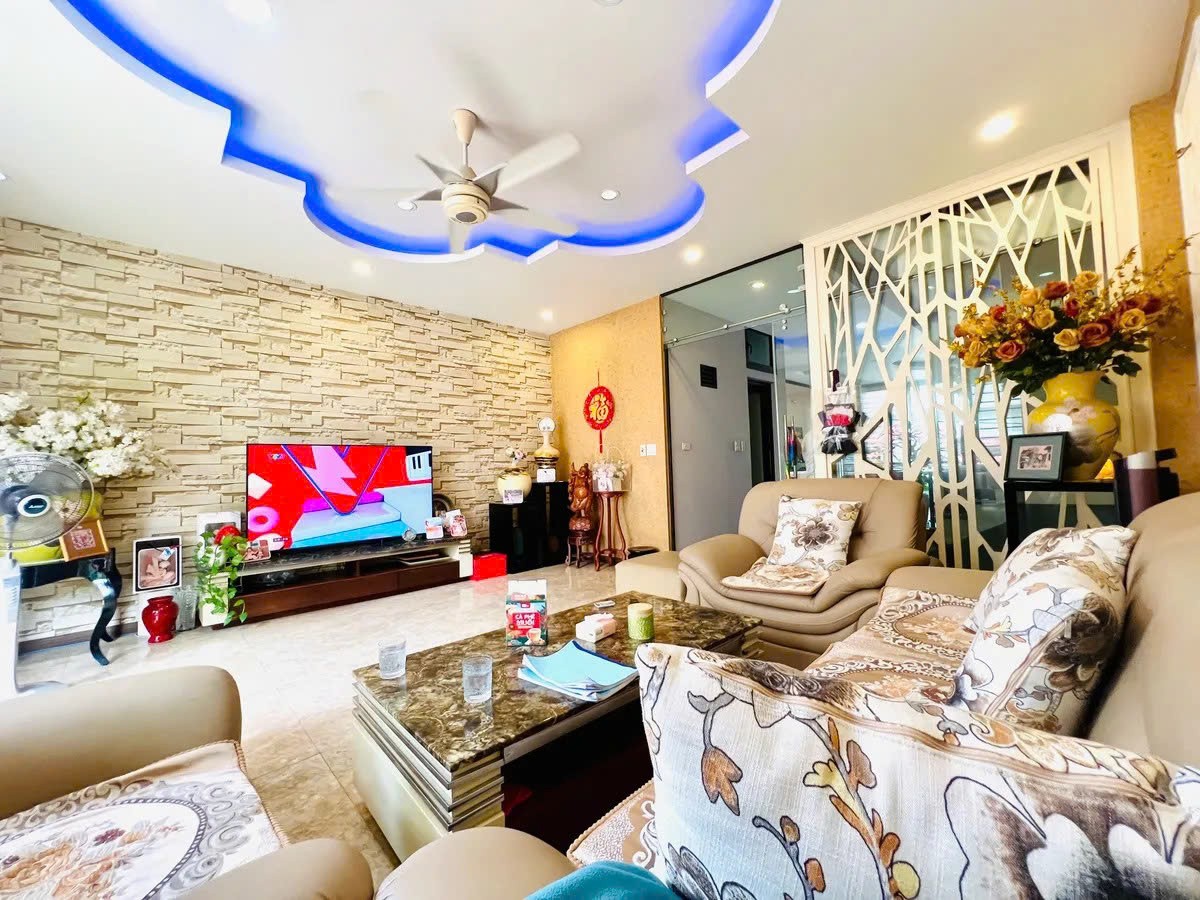 NHÀ DÂN XÂY 5 TẦNG MẶT NGÕ THÔNG Phố Bồ Đề 110m2 X 30 tỷ Long Biên. 4