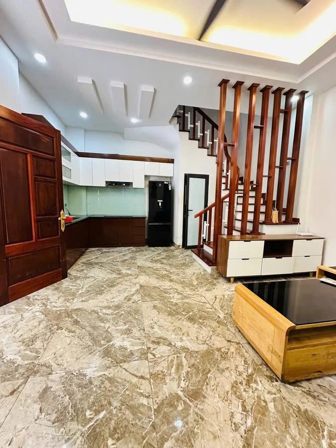 NHÀ MỚI Ô TÔ ĐỖ CỬA Phố Nguyễn Sơn-Long Biên  31m2 X 5 Tầng, mặt tiền5.8m, 8.2 tỷ Long Biên.