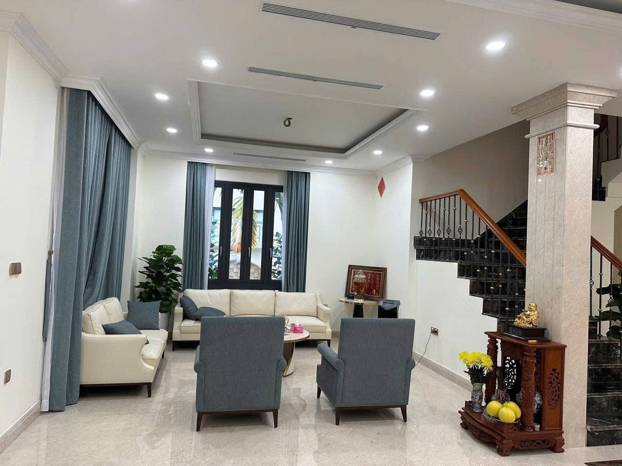 Cho thuê Biệt thự Phường Long Thạnh Mỹ, Quận 9, Diện tích 300m², Giá 050 Trăm/tháng