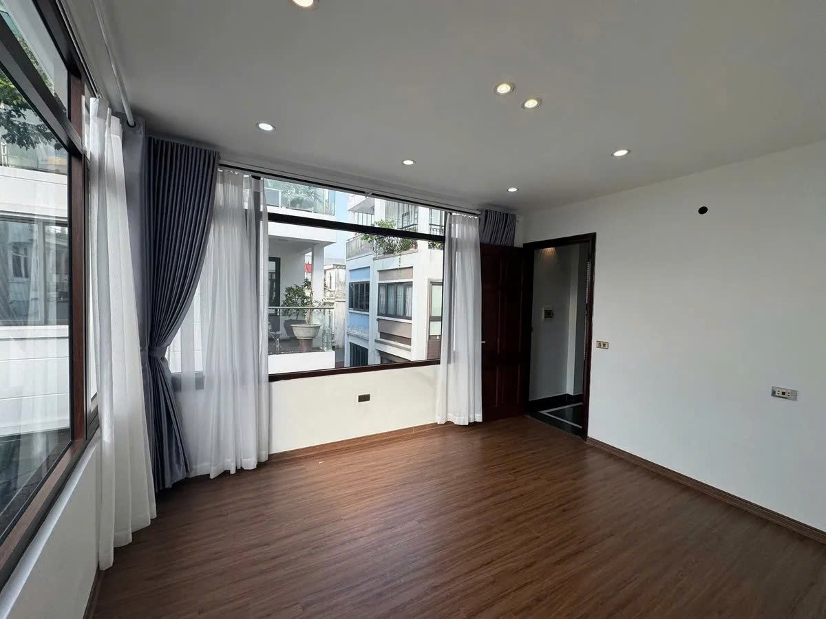 NHÀ MỚI DÂN XÂY LÔ GÓC NGÕ THÔNG Ô TÔ VÀO NHÀ Đức Giang 47m2  4 tầng 11 tỷ Long Biên. 3