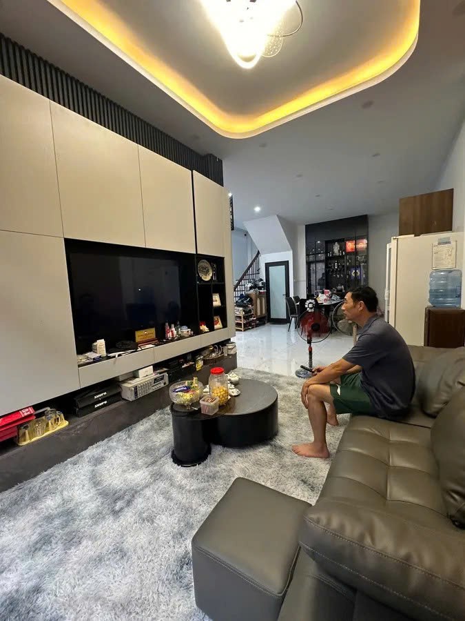 NHÀ ĐẸP LÔ GÓC Phố  Nguyễn Văn Cừ 50m2 X 5 tầng mặtt iền 5.9m, 9.6 tỷ Long Biên. 3
