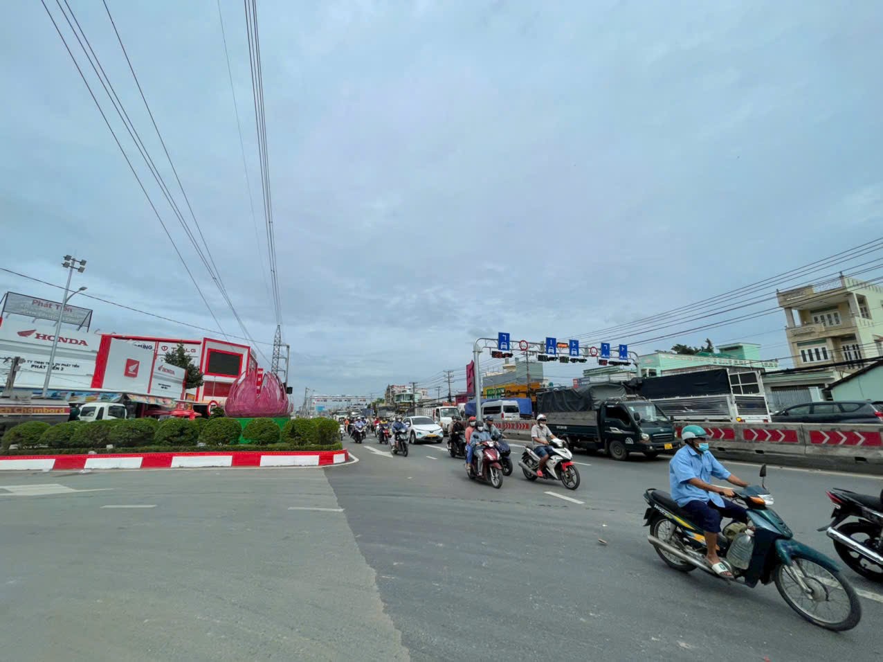 Showroom mặt tiền quốc lộ 1A, thị trấn Bến Lức, Long An tổng dt 891m2 giá 17,8 tỷ 6