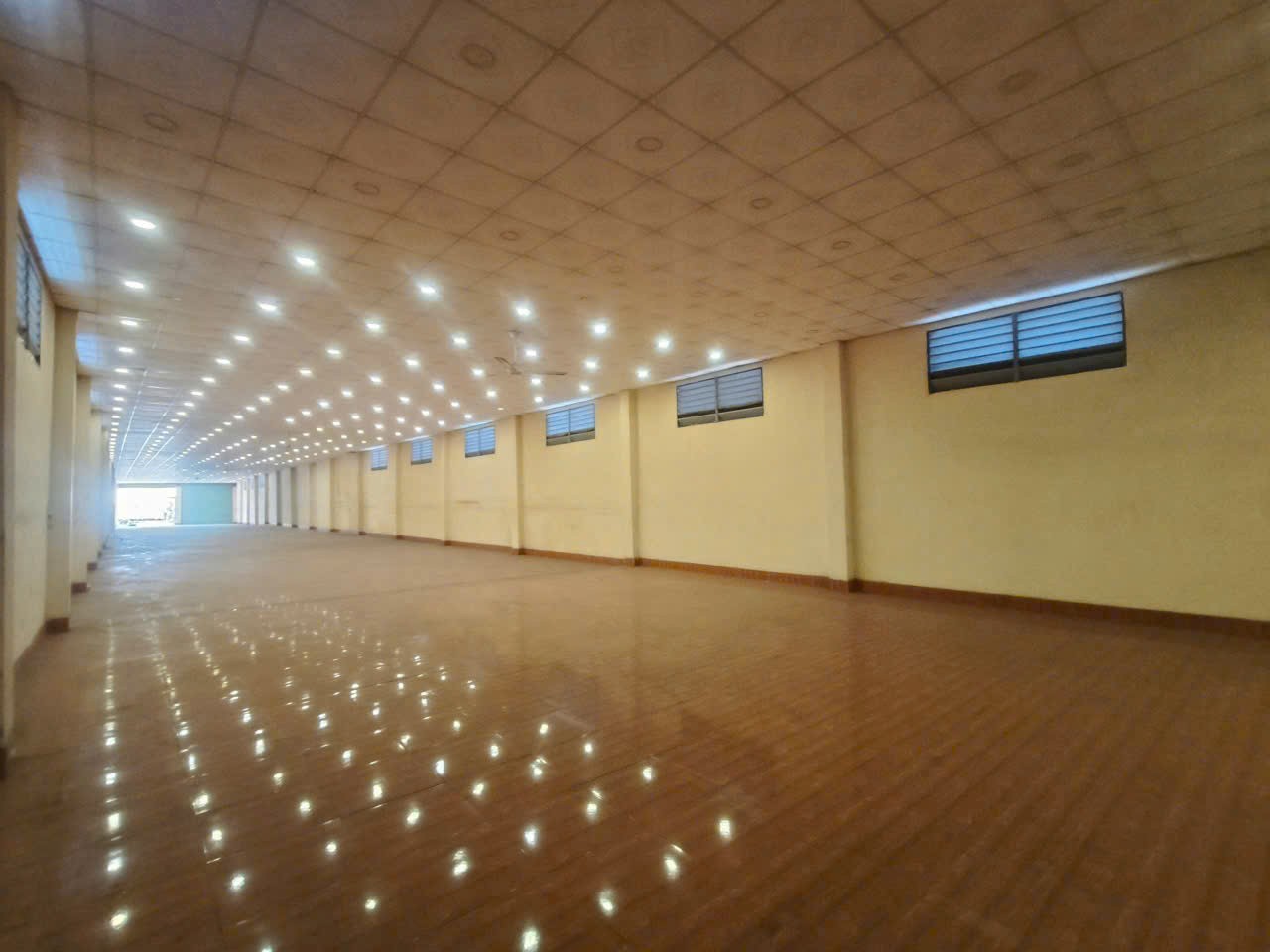 Showroom mặt tiền quốc lộ 1A, thị trấn Bến Lức, Long An tổng dt 891m2 giá 17,8 tỷ 7