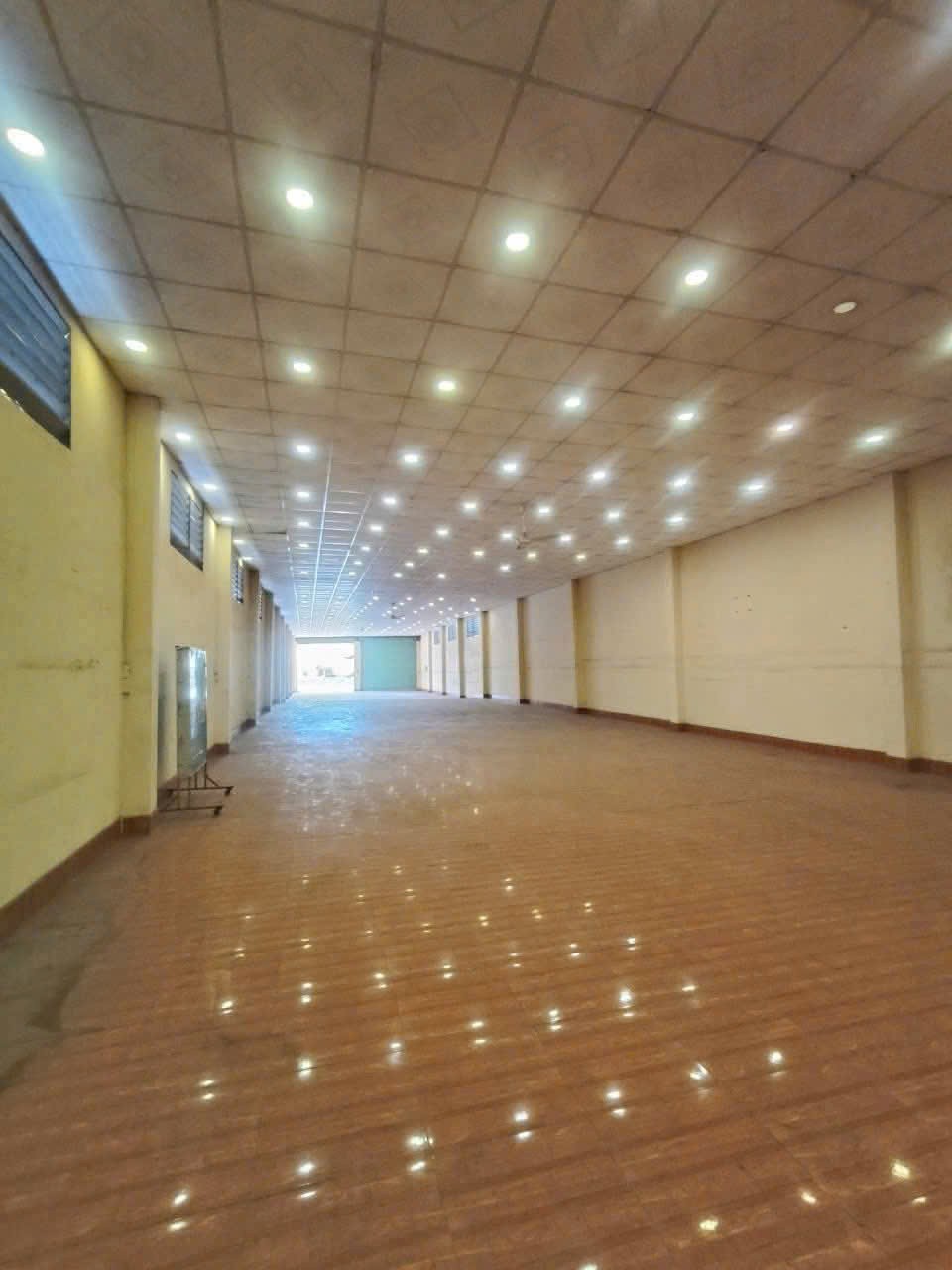 Showroom mặt tiền quốc lộ 1A, thị trấn Bến Lức, Long An tổng dt 891m2 giá 17,8 tỷ 8
