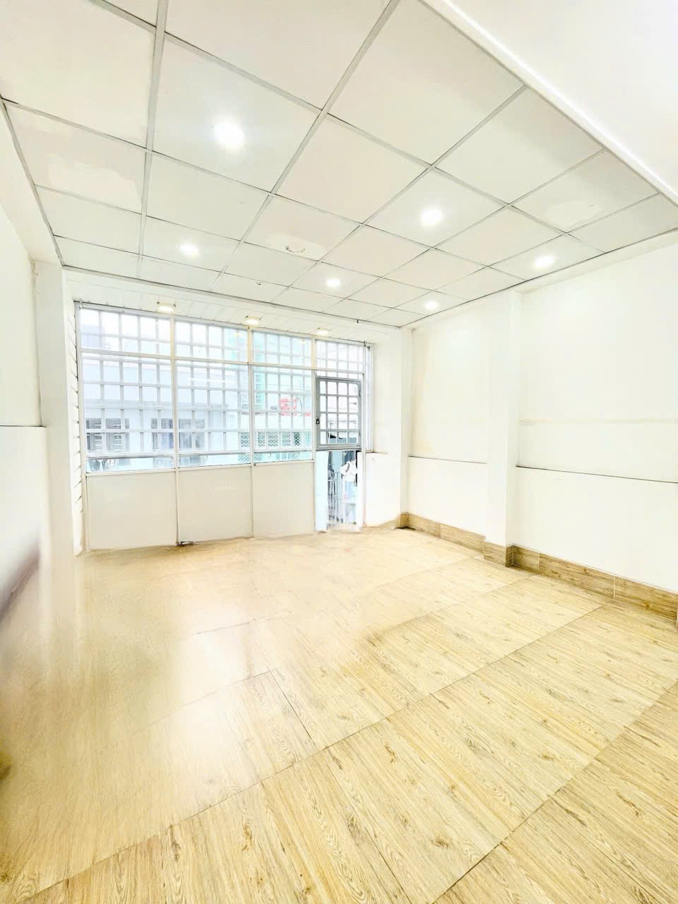 16 TỶ: BÁN NHÀ QUẬN 3- TRẦN HƯNG ĐẠO NGUYỄN VĂN CỪ- 4M x 13M- 3 TẦNG XE HƠI TRONG NHÀ.VŨ 0933910039 4