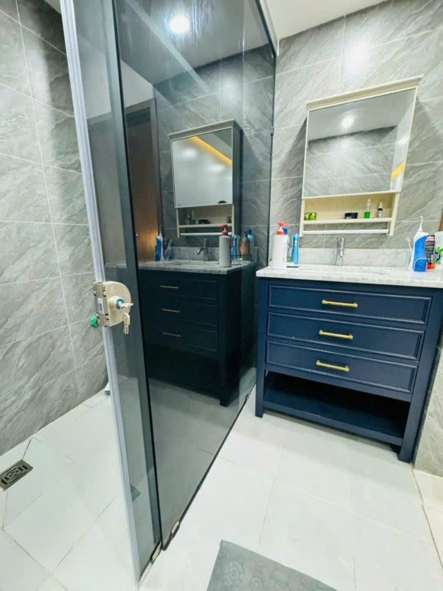 Siêu hiếm Khuất Duy Tiến ,lô góc, nhà đẹp,3 thoáng, ngõ ô to tránh , tiện ích bạt ngàn 42m giá 9,8 3
