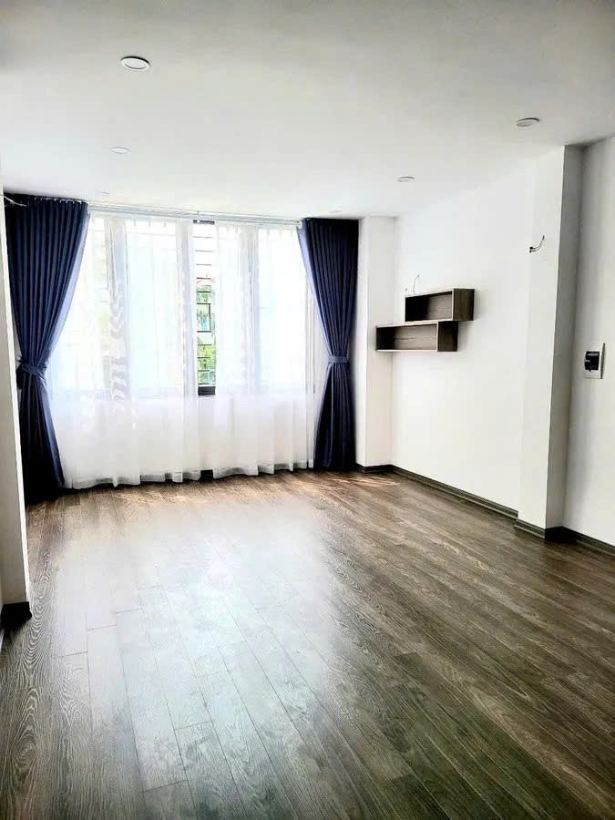 NHÀ MỚI- ĐẸP Ở NGAY Ô TÔ VÀO NHÀ Phố Nguyễn Văn Cừ 50m2 X 4 tầng 10.4 tỷ Long Biên.