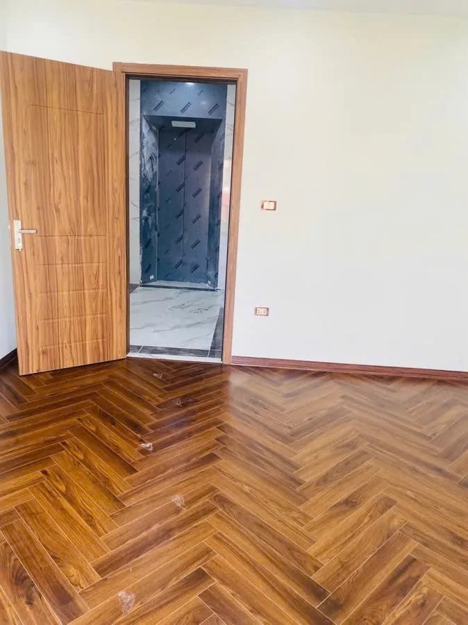 NHÀ MỚI -ĐẸP Ô TÔ VÀO NHÀ Phố Nguyễn Văn Linh 45m2 X7 tầng,mặt tiền 4.2m,8.99 tỷ Long Biên. 4
