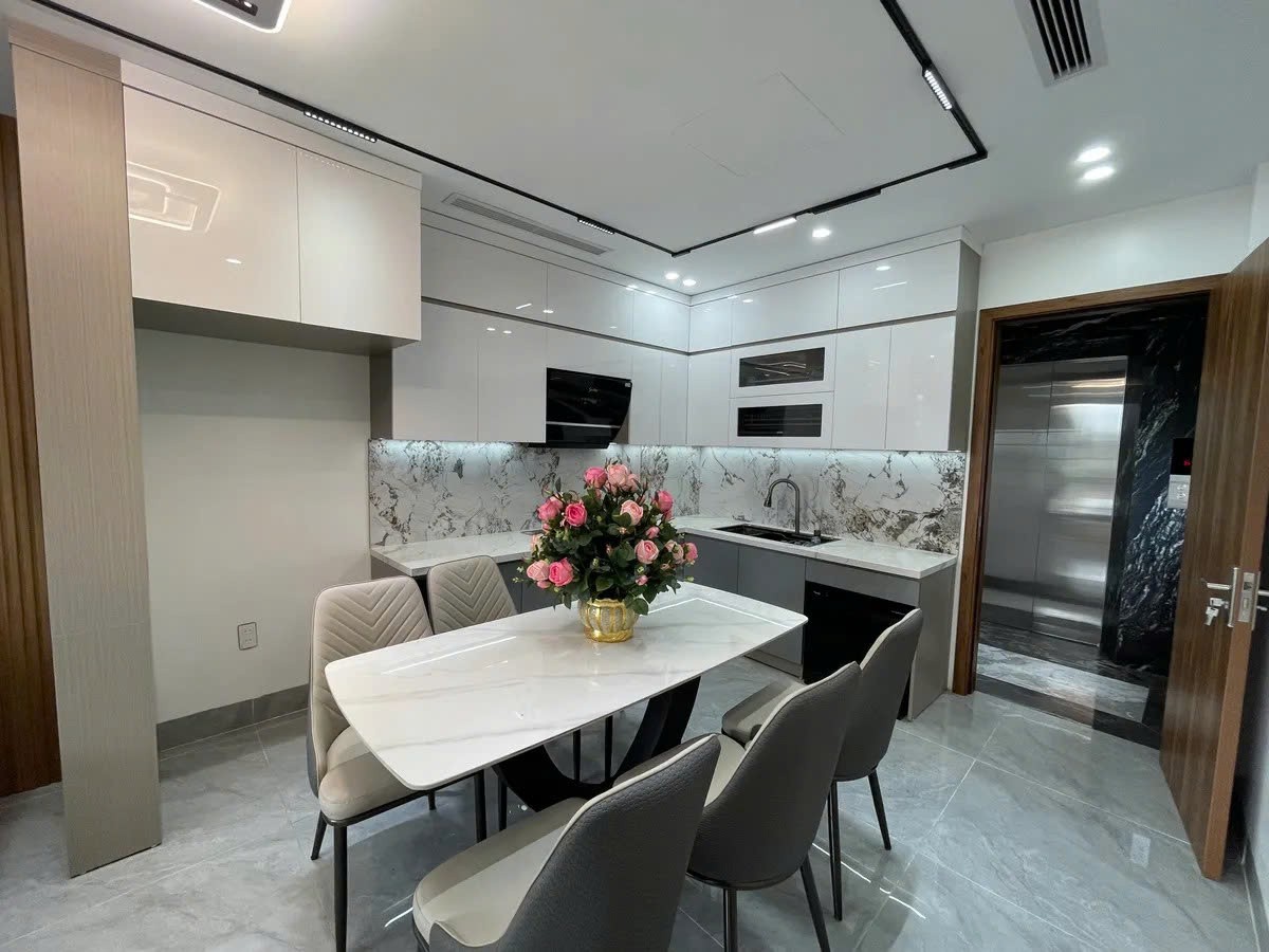 NHÀ ĐẸP DÂN XÂY Ô TÔ VÀO NHÀ Phố Nguyễn Văn Linh 45m2 X 6 tầng mặt tiền 3.6m,10.5 tỷ Long Biên. 2