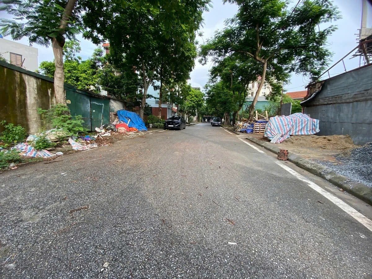 BÁN ĐẤT Ô TÔ QUA VÀO ĐẤT CÓ VỈA HÈ Thượng Thanh 150m2 X mặt tiền 6m,23.9 tỷ Long Biên.