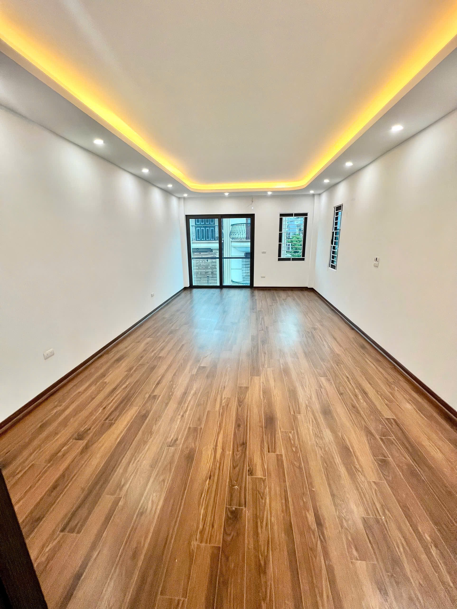 NHÀ MỚI- ĐẸP Ở LUÔN FULL NỘI THẤT Bát Khối- Long Biên 50m2 X 6 Tầng mặt tiền 4.5m,8.95 tỷ. 4