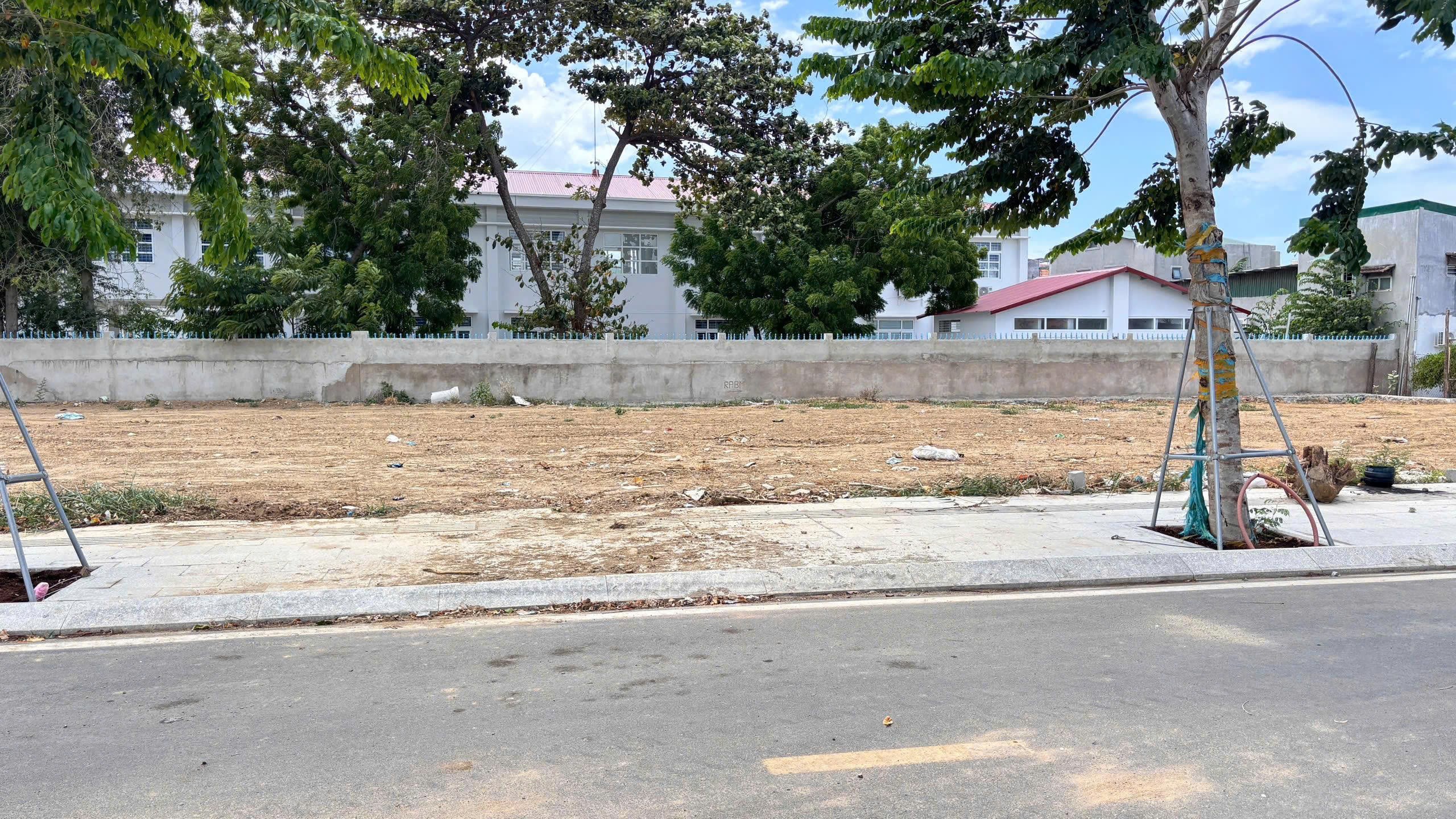 Cần bán Lô đất đối diện Trung Tâm thương mại Phủ Hà 5 tầng 6
