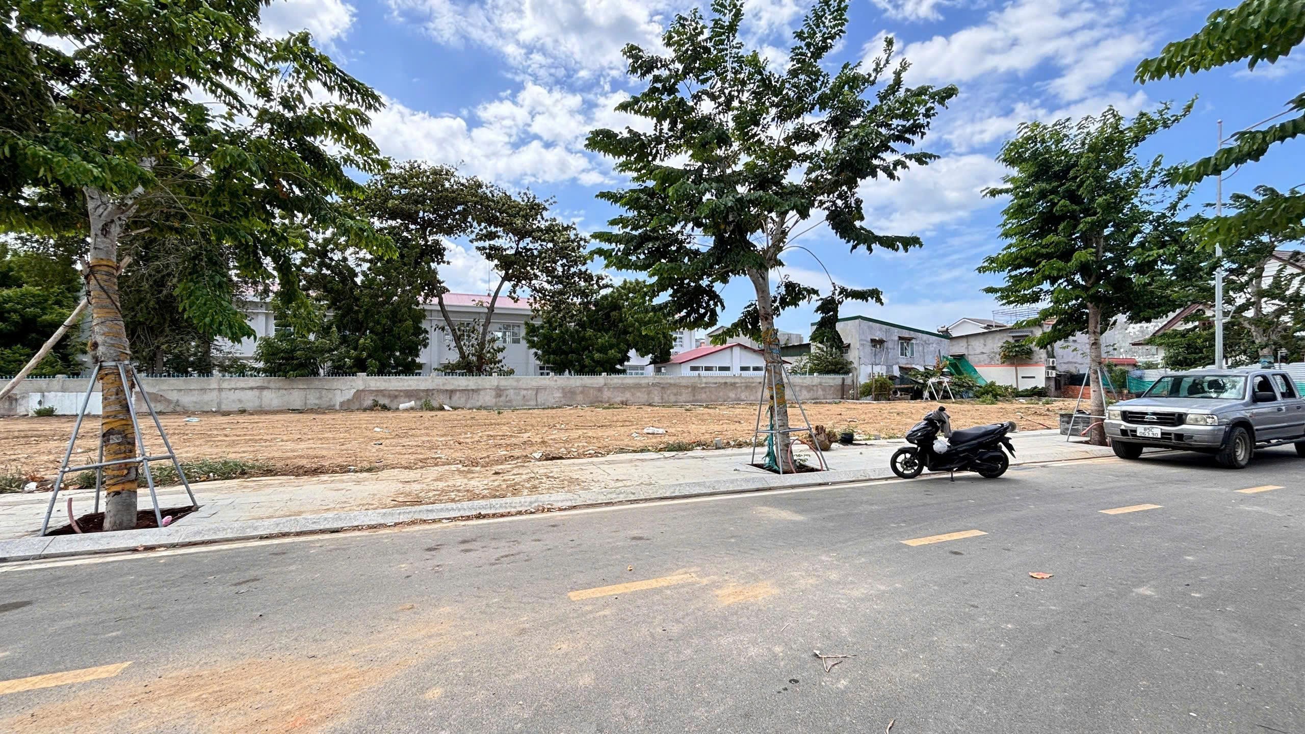 Cần bán Lô đất đối diện Trung Tâm thương mại Phủ Hà 5 tầng 7